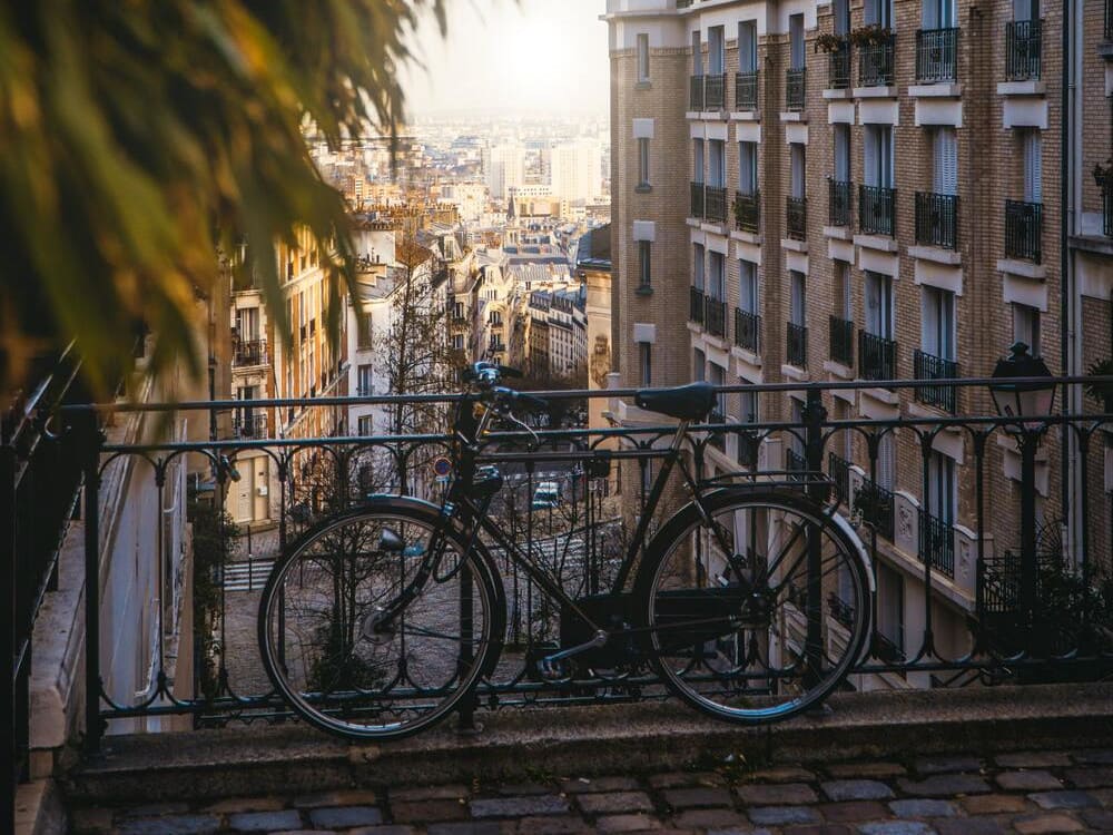 Image pour la rubrique gestion locative. Image avec au premier plan un vélo et vue sur la ville de paris