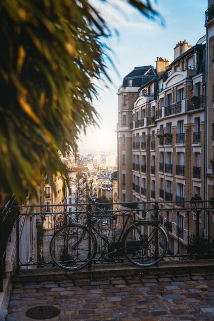 Image pour la rubrique gestion locative. Image avec au premier plan un vélo et vue sur la ville de paris