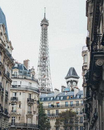 Image de la tour Eiffel derrière des immeubles de type haussmanien